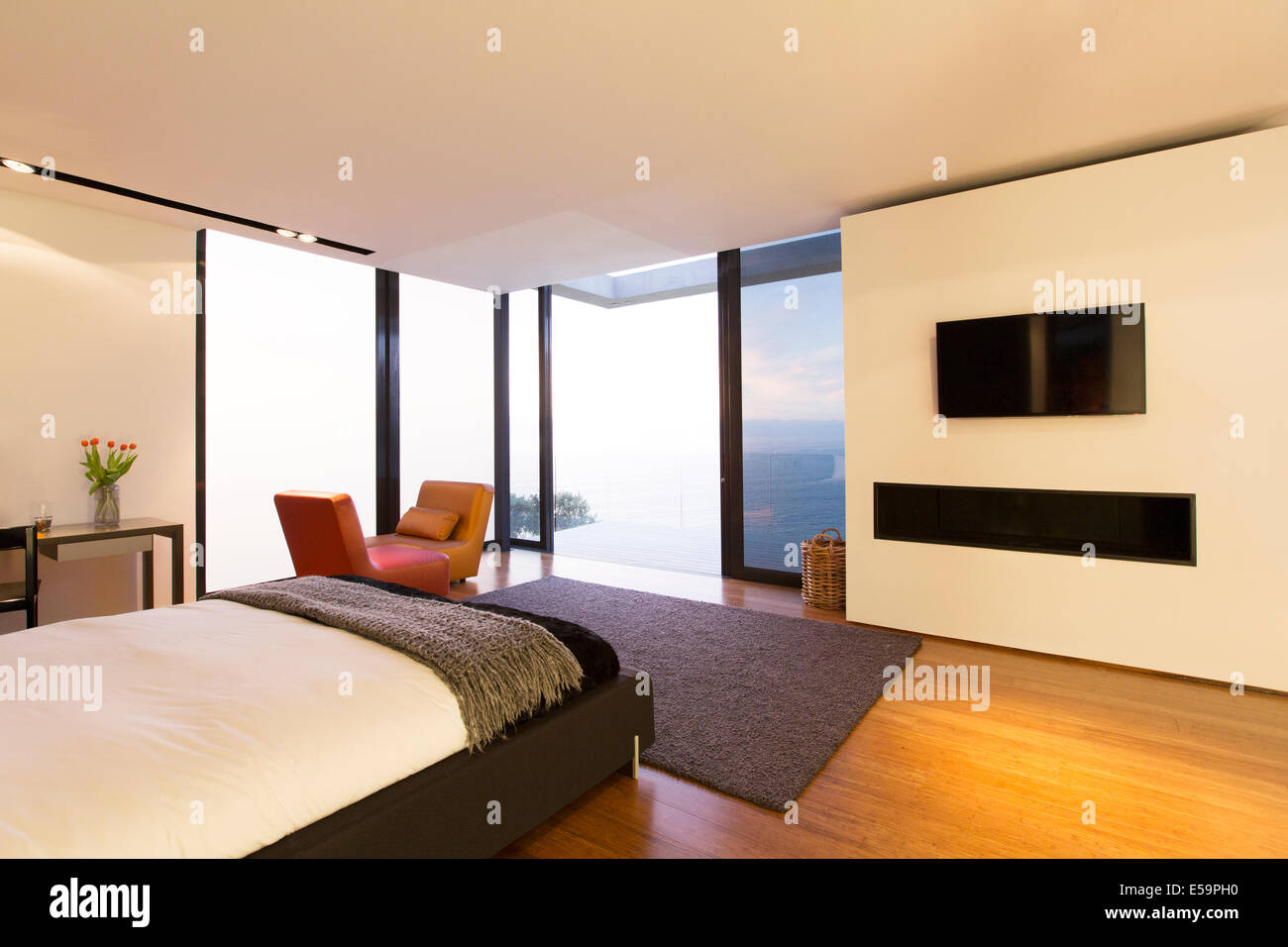 Schlafzimmer und Glastüren des modernen Hauses Stockfoto
