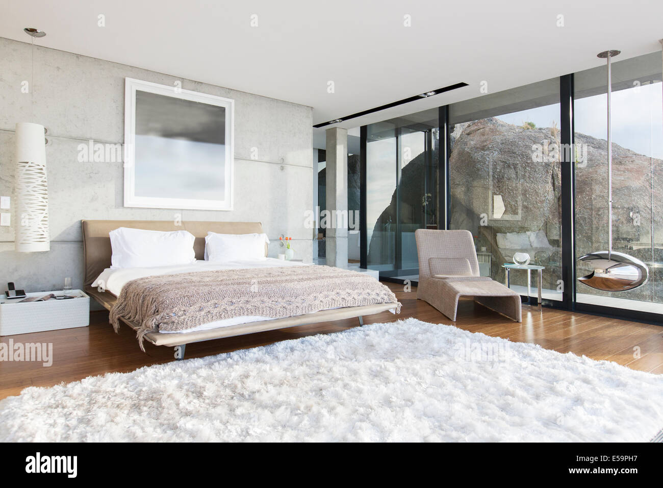 Shag Teppich in modernen Schlafzimmer Stockfoto