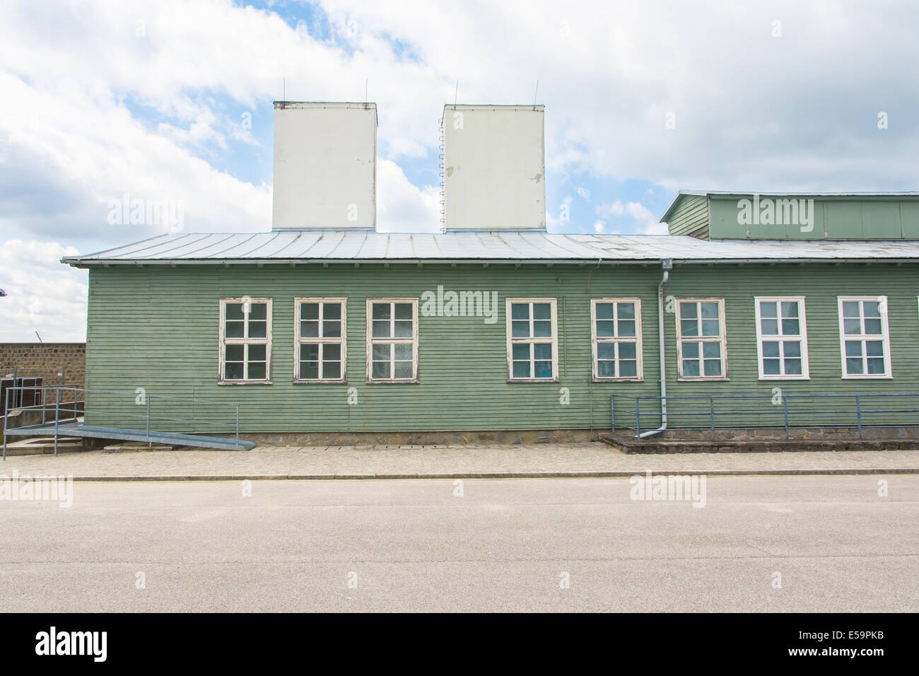 Mauthausen, Österreich-10. Mai 2014: die Gefangenen Kaserne gesehen aus in das KZ Mauthausen in Österreich während einer Stockfoto