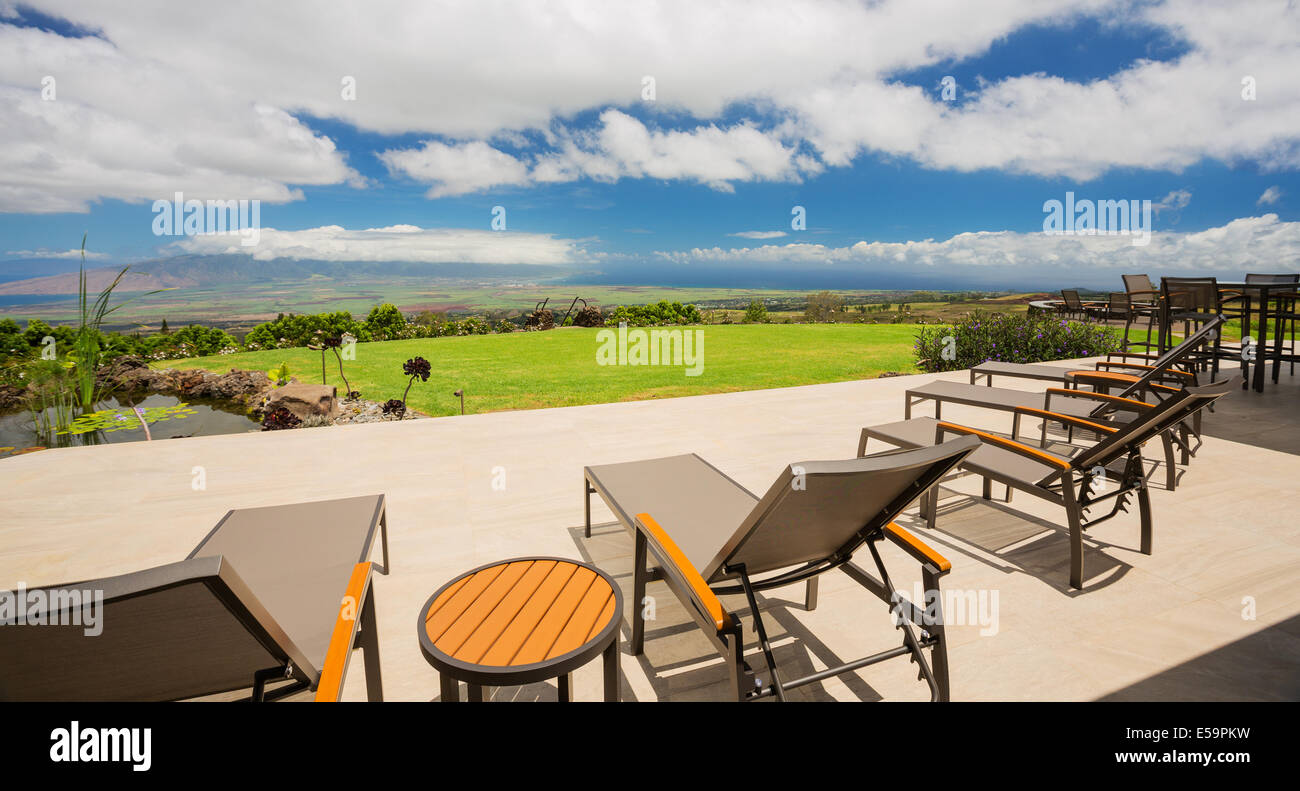Deck-Terrasse mit Liegestühlen und Blick auf den Garten auf Luxus Anwesen nach Hause Stockfoto
