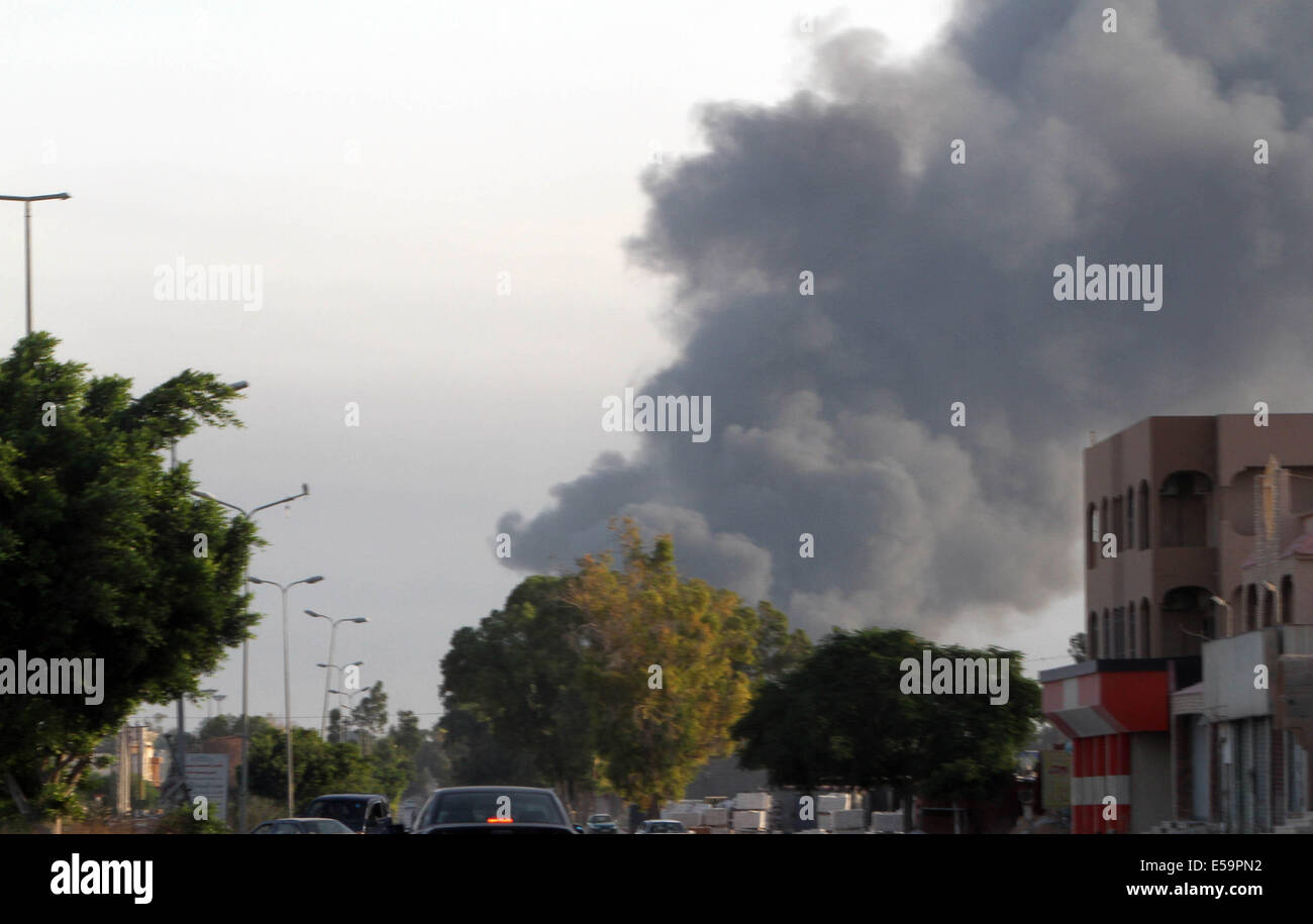 Tripoli, Libyen. 24. Juli 2014. Foto aufgenommen am 24. Juli 2014 zeigt Rauch steigt aus einem Wohngebiet in Tripoli, Libyen. Tödliche Zusammenstöße brach zwischen islamistischen Kämpfer und pro-säkularen Milizen seit Juli 13 mit die Zahl der Todesopfer 47 zu erreichen. Bildnachweis: Hamza Türkei/Xinhua/Alamy Live-Nachrichten Stockfoto