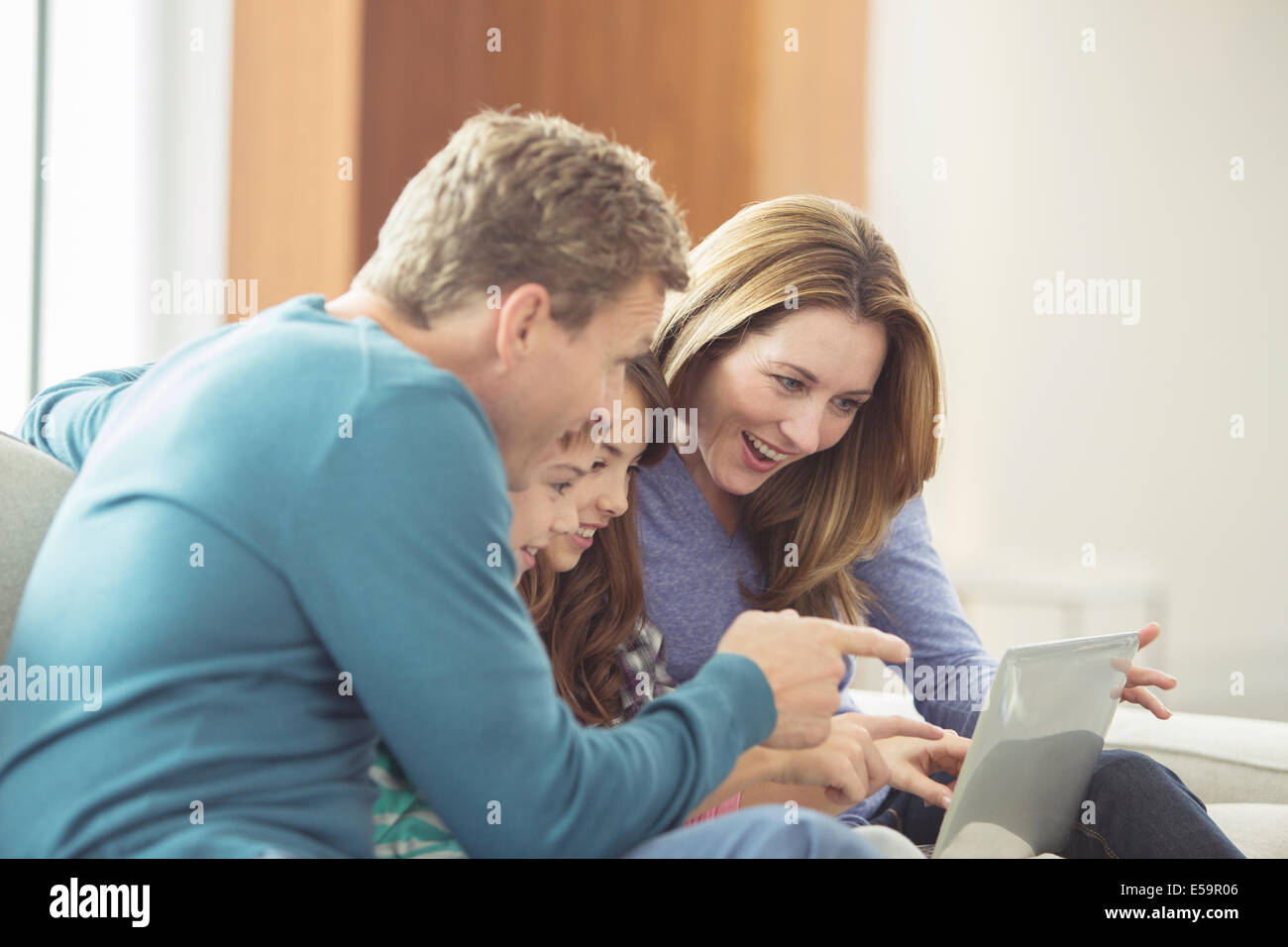 Familie mit Laptop im Wohnzimmer Stockfoto