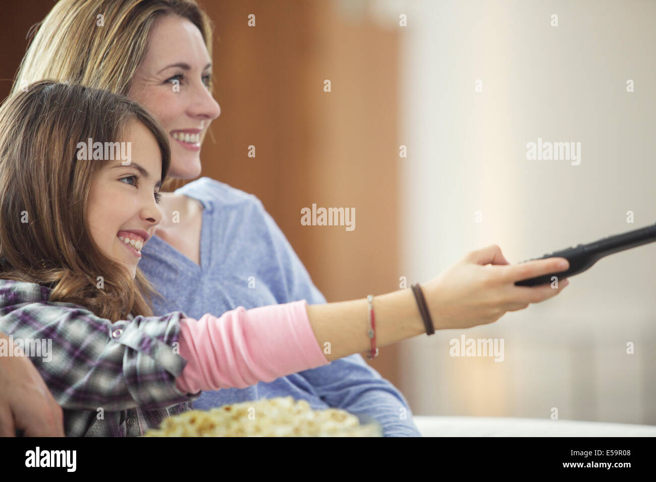Mutter und Tochter vor dem Fernseher im Wohnzimmer Stockfoto