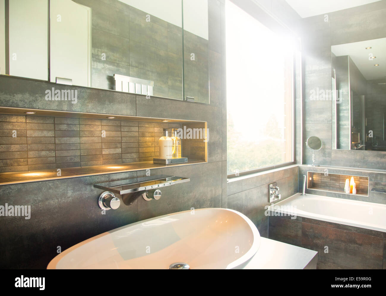 Spiegel und Waschbecken im Badezimmer Stockfoto
