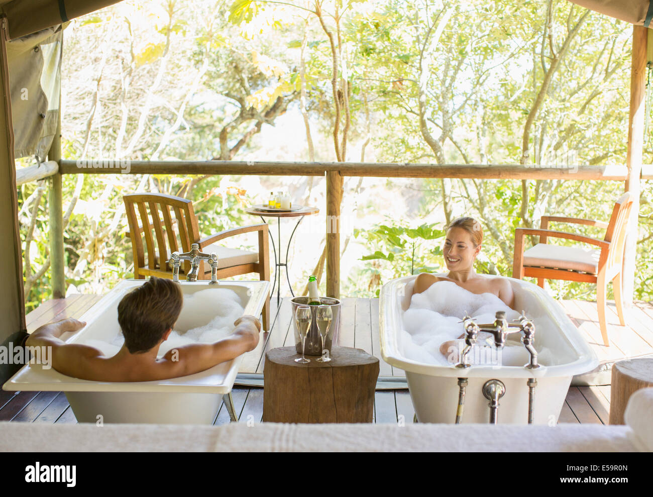 Paar in zwei Badewannen in outdoor-spa Stockfoto