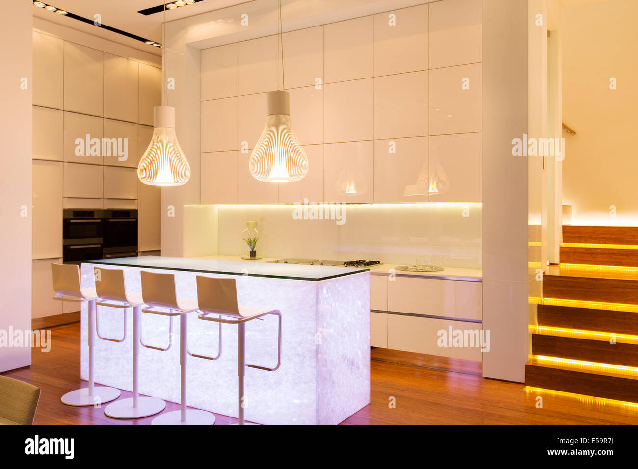 Bar-Hocker und Beleuchtung in moderne Küche Stockfoto