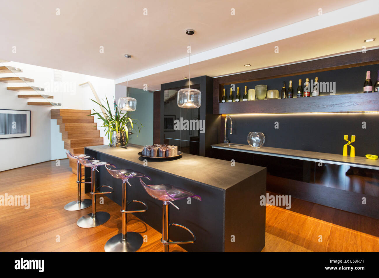 Bar-Hocker und Arbeitsplatte in modernen Lounge Stockfoto