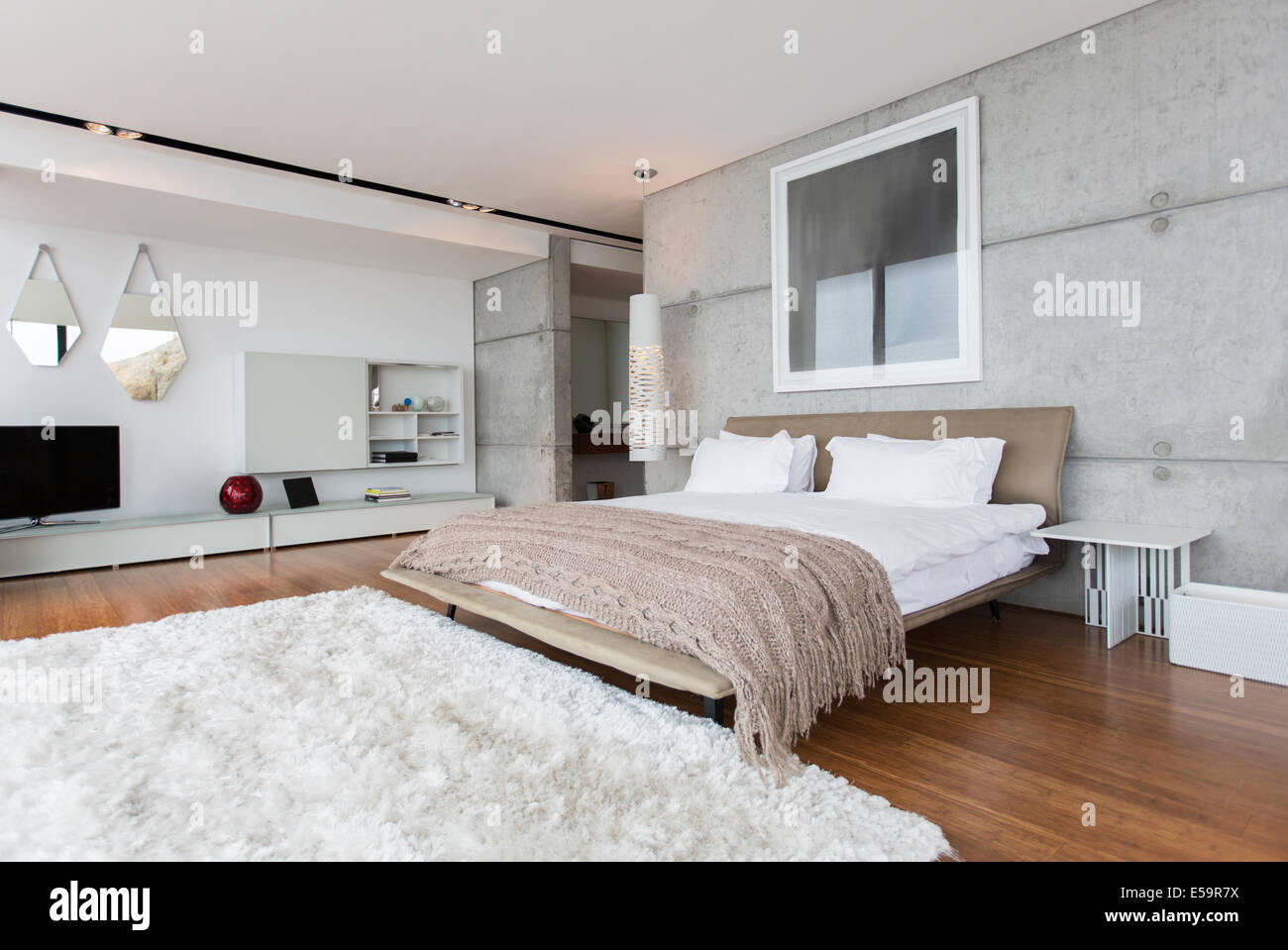 Shag Teppich in modernen Schlafzimmer Stockfoto