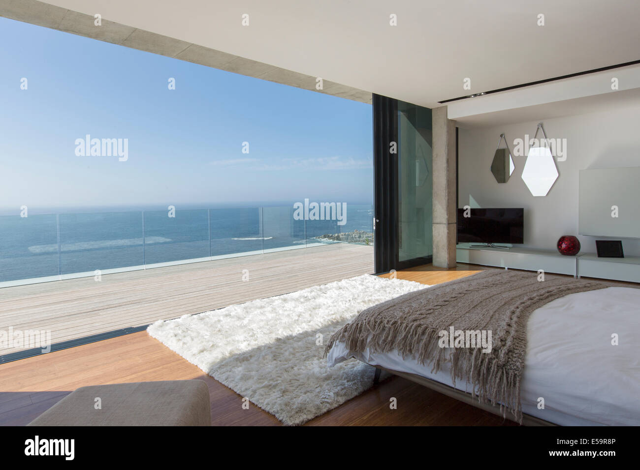 Moderne Schlafzimmer mit Blick auf Meer Stockfoto