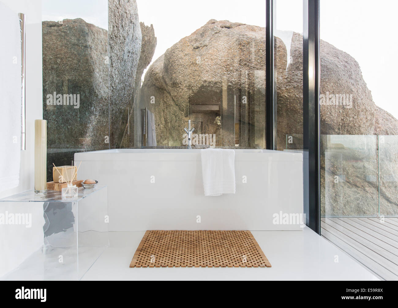 Wände Im Badezimmer, badewanne und glas wände im badezimmer stockfoto, bild: 72130602 - alamy, Design ideen