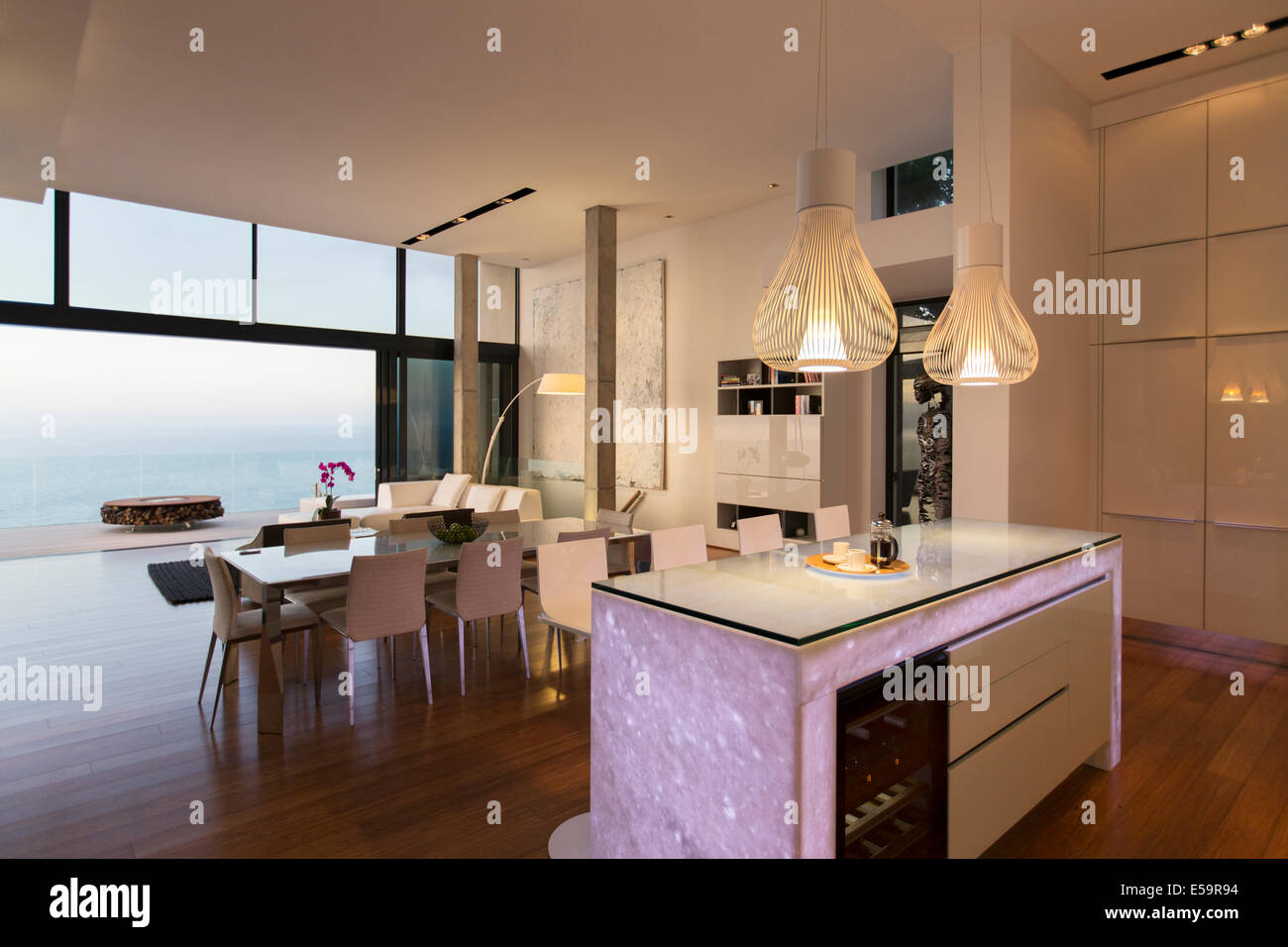 Moderne Küche und Wohnbereich mit Blick auf Meer Stockfoto
