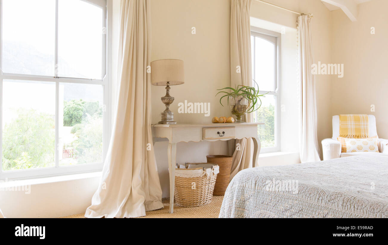 Vorhang und Eitelkeit Tisch im rustikalen Schlafzimmer Stockfoto