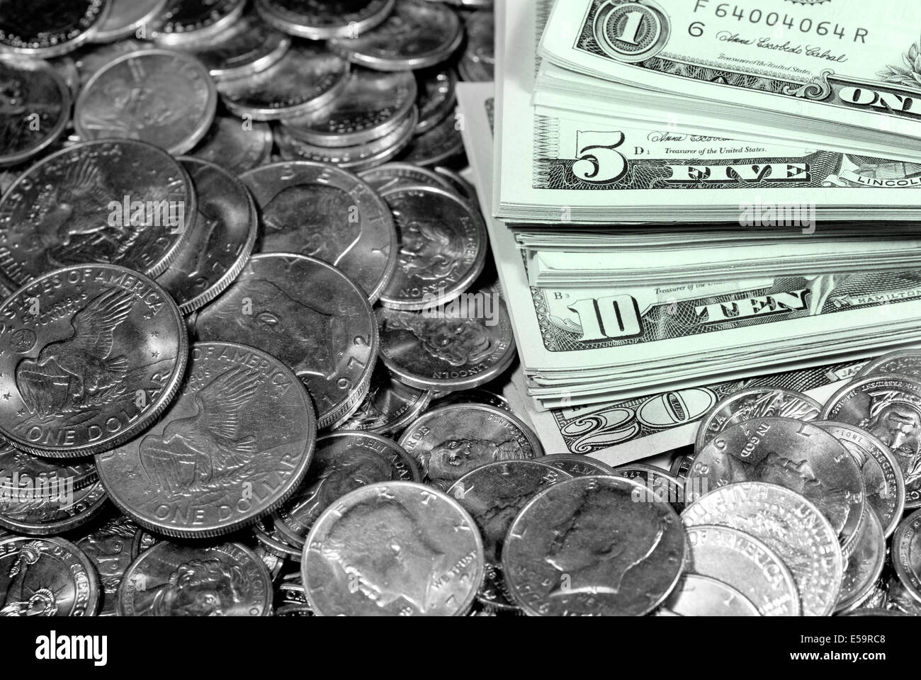 Münzen und Dollarnoten aus Reichtum und Einsparungen Stockfoto