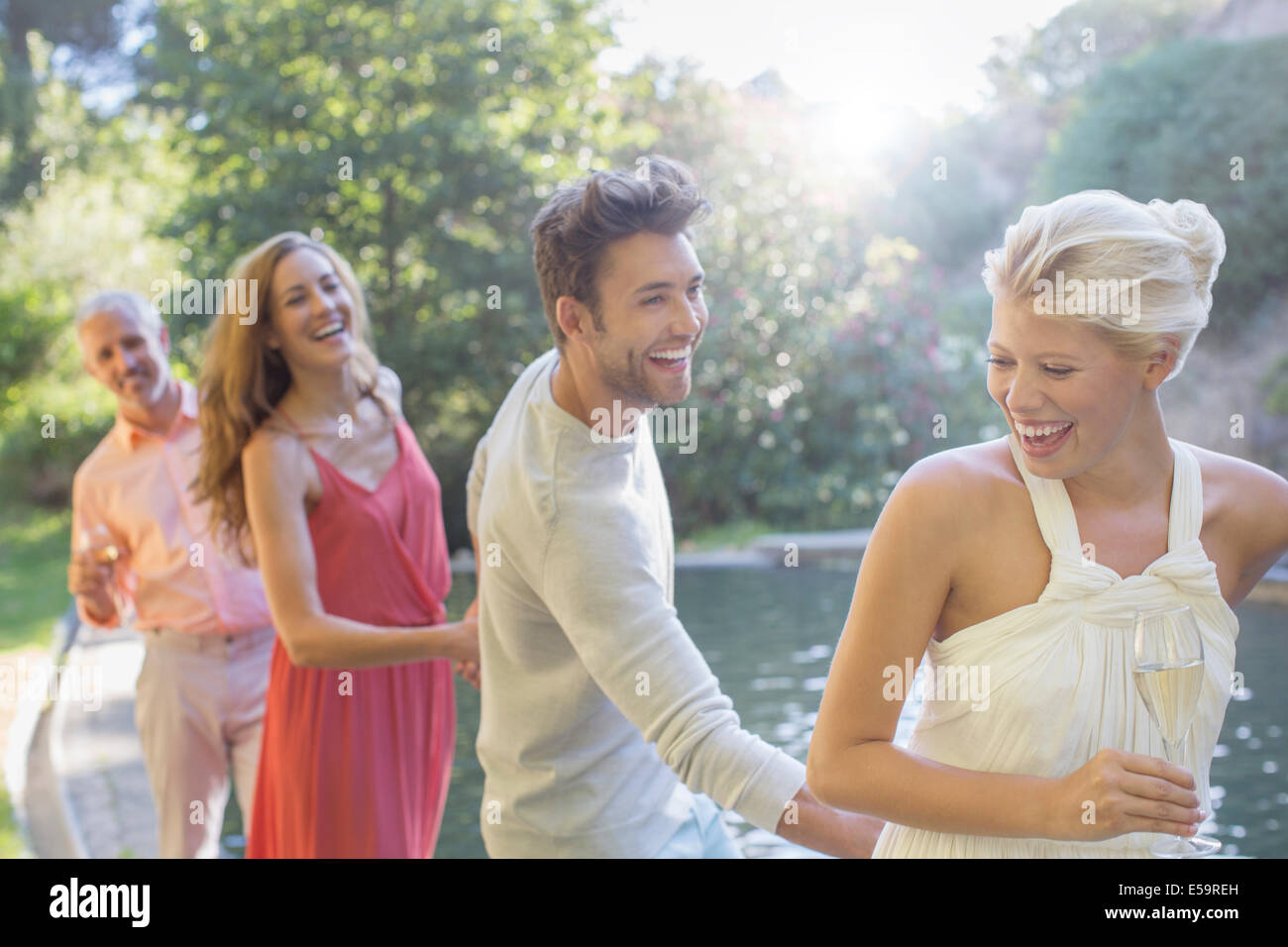 Freunde spielen Pool Stockfoto