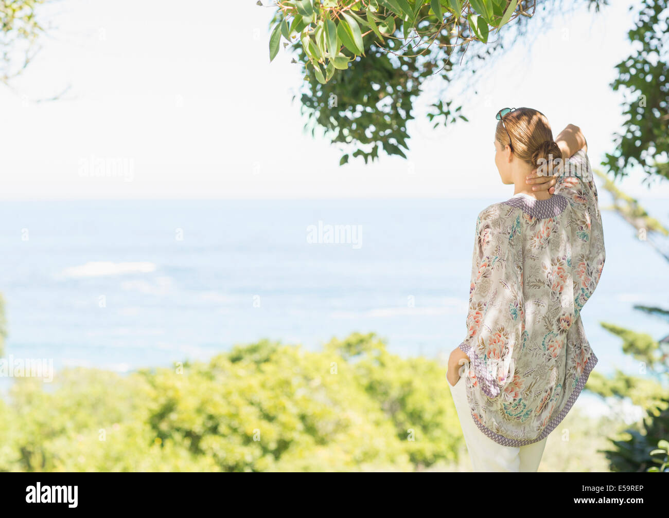 Frau mit Blick auf die Landschaft im ländlichen Raum Stockfoto