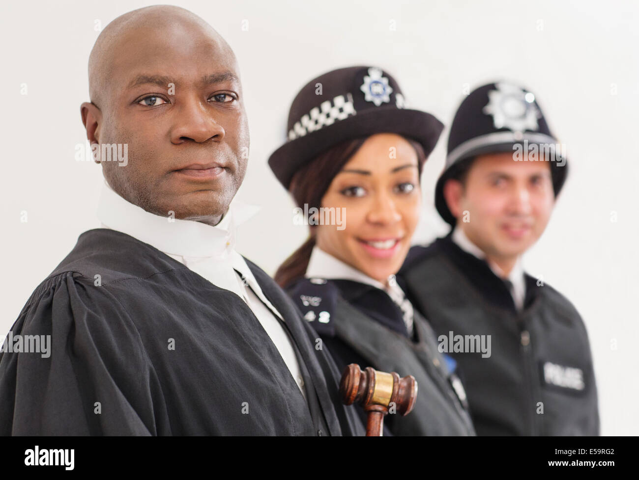 Porträt von zuversichtlich Richter und Polizei Stockfoto