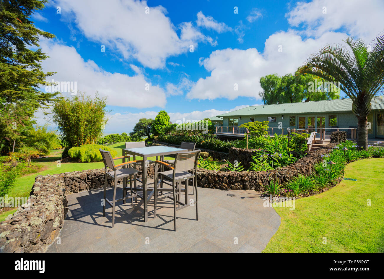 Deck-Terrasse mit Liegestühlen und Blick auf den Garten auf Luxus Anwesen nach Hause Stockfoto