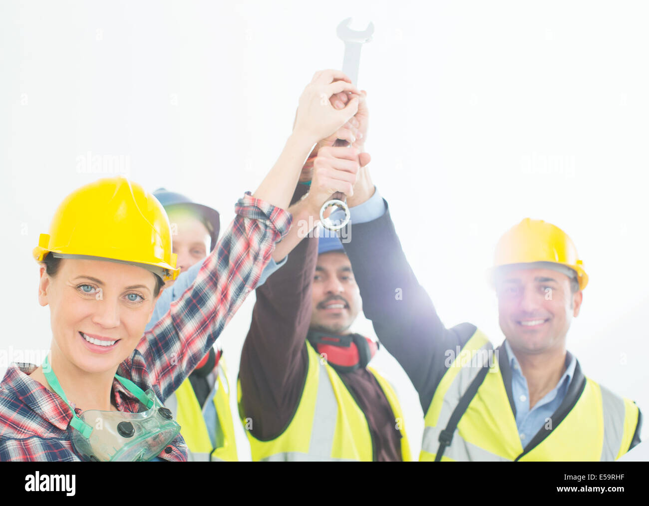 Porträt von Bauarbeitern, die Hand in Hand Stockfoto