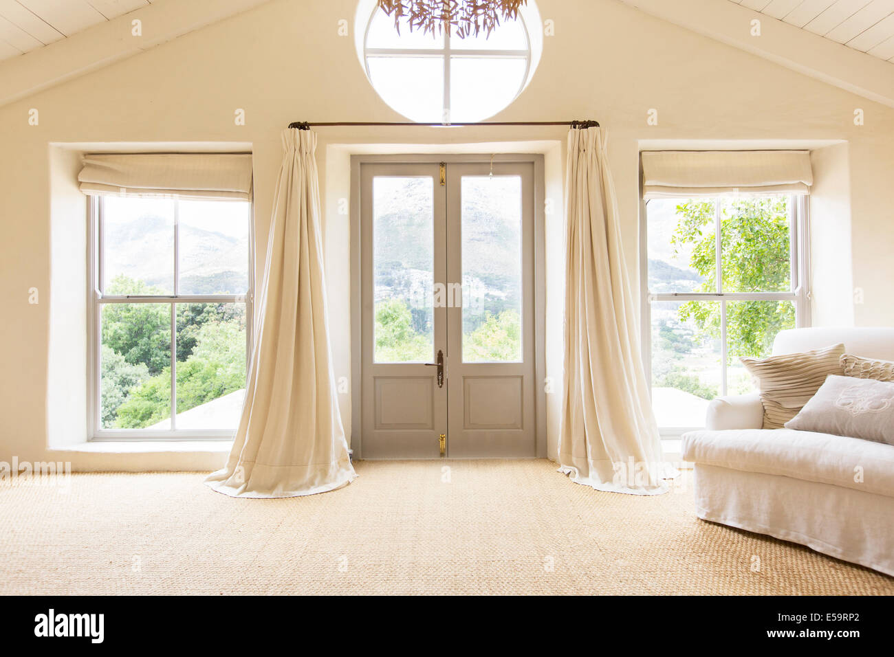Vorhänge und Haustüren von Landhaus Stockfoto