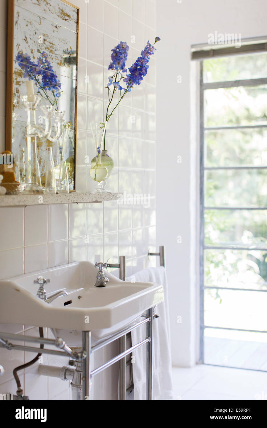 Waschbecken und Spiegel im Badezimmer Stockfoto