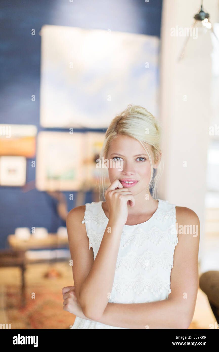 Frau hält ihr Kinn in die hand Stockfoto