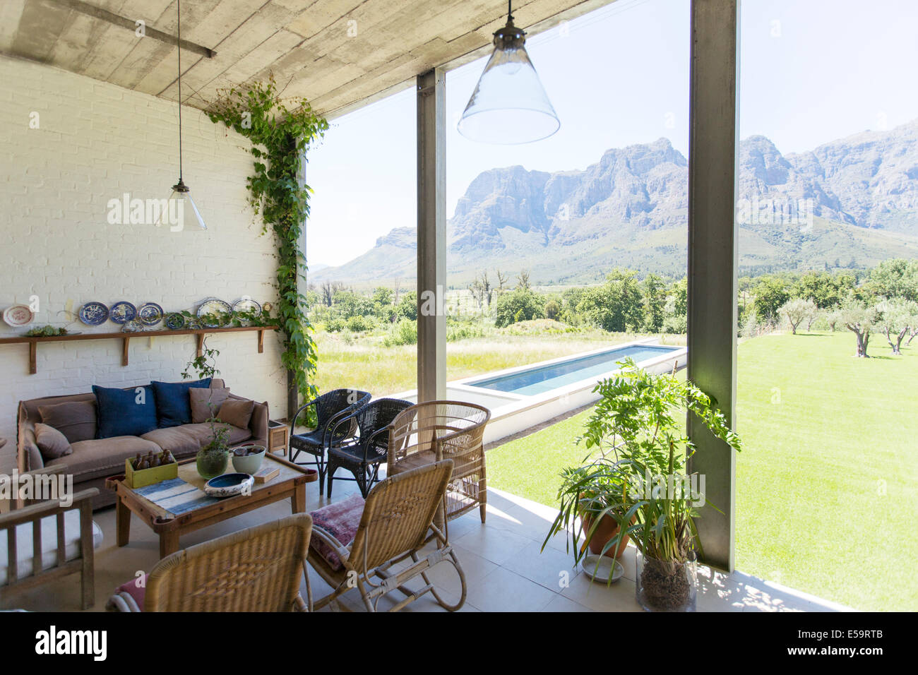 Wohnzimmer mit Blick auf Garten und Landschaft Stockfoto