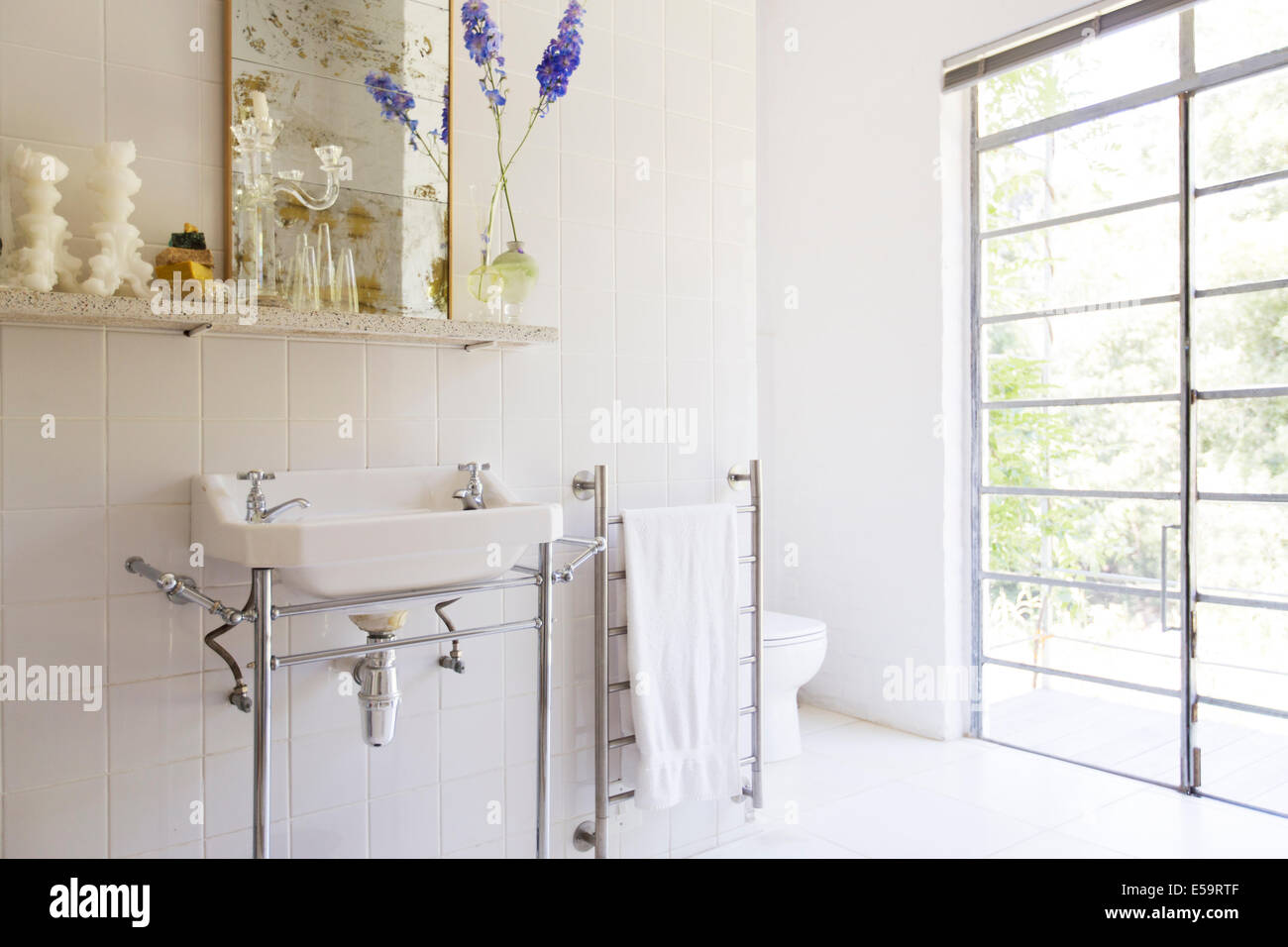 Sinken und Handtuchhalter in rustikale Badezimmer Stockfoto