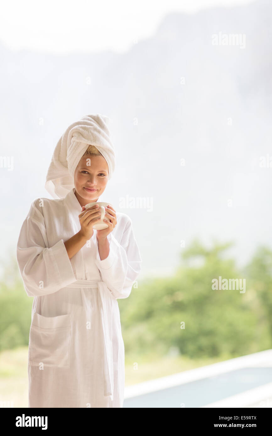 Frau im Bademantel Kaffeetrinken im freien Stockfoto