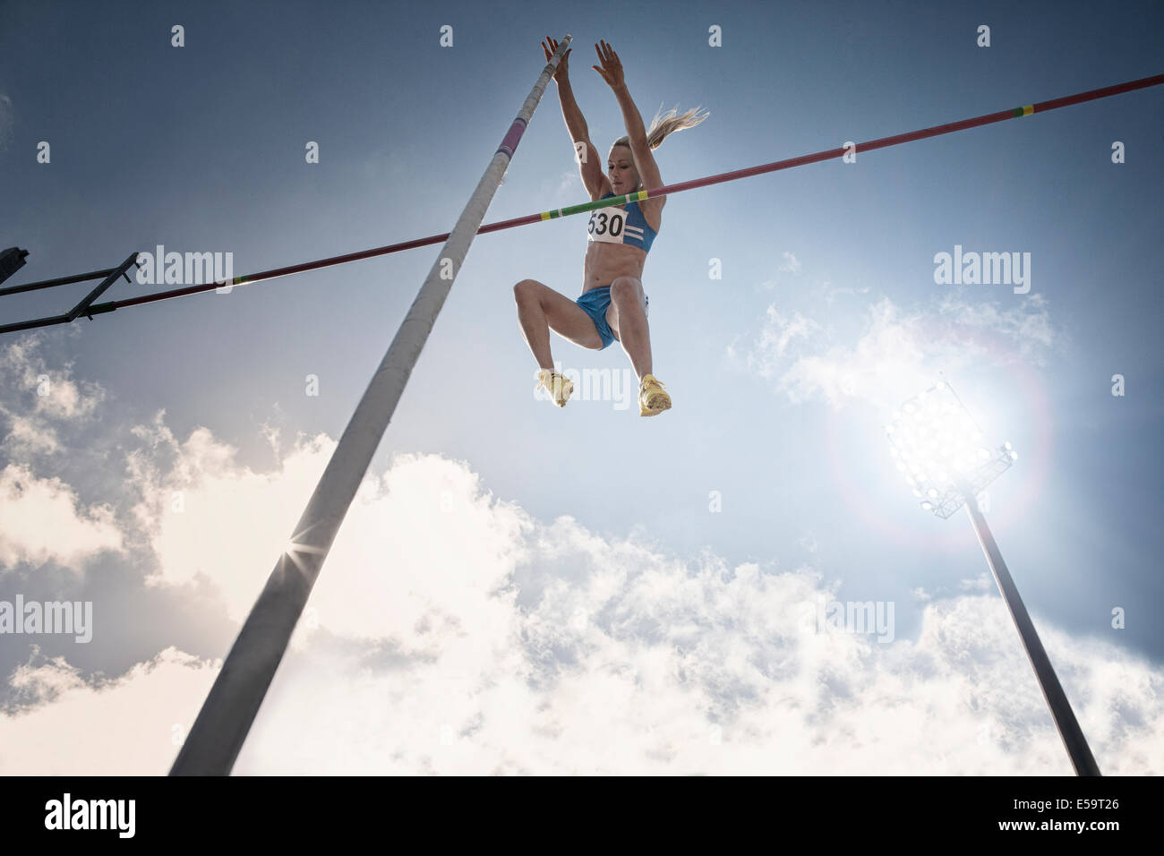 Pfosten Vaulter Clearing bar Stockfoto