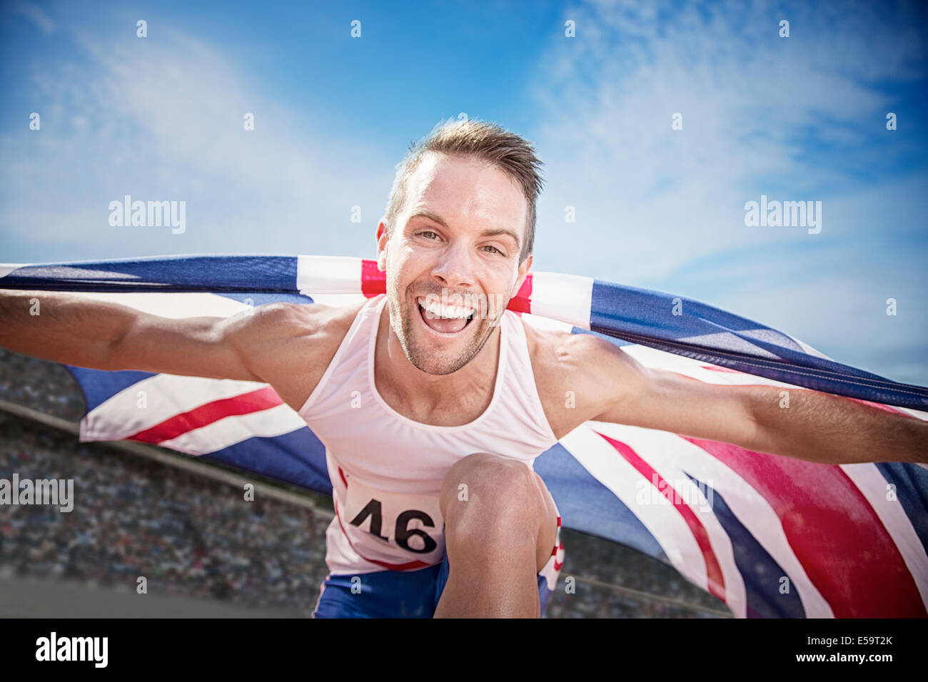 Leichtathletin und Olympiateilnehmerin jubeln mit britischer Flagge Stockfoto