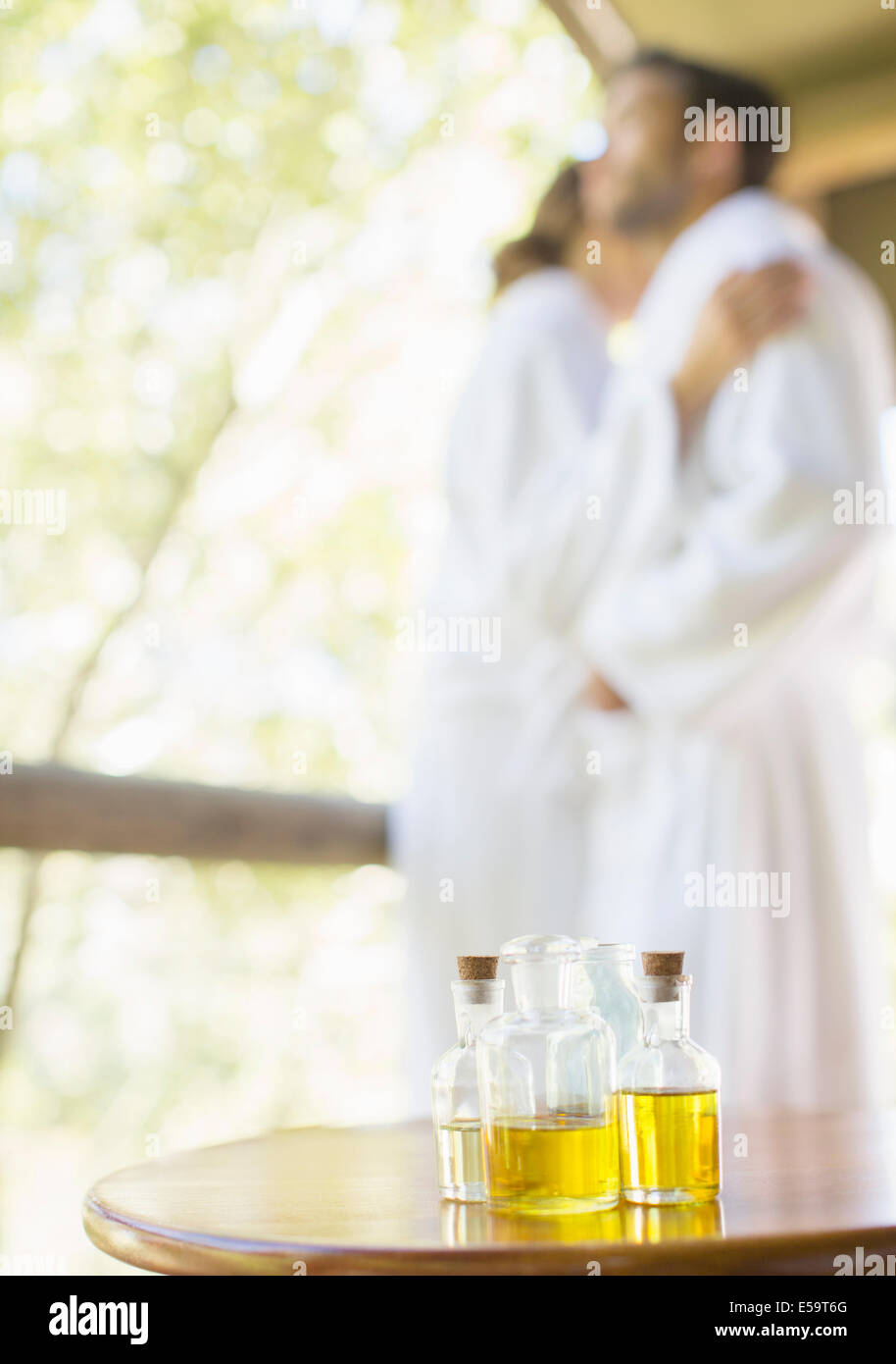 Flaschen Massageöl auf Beistelltisch Stockfoto
