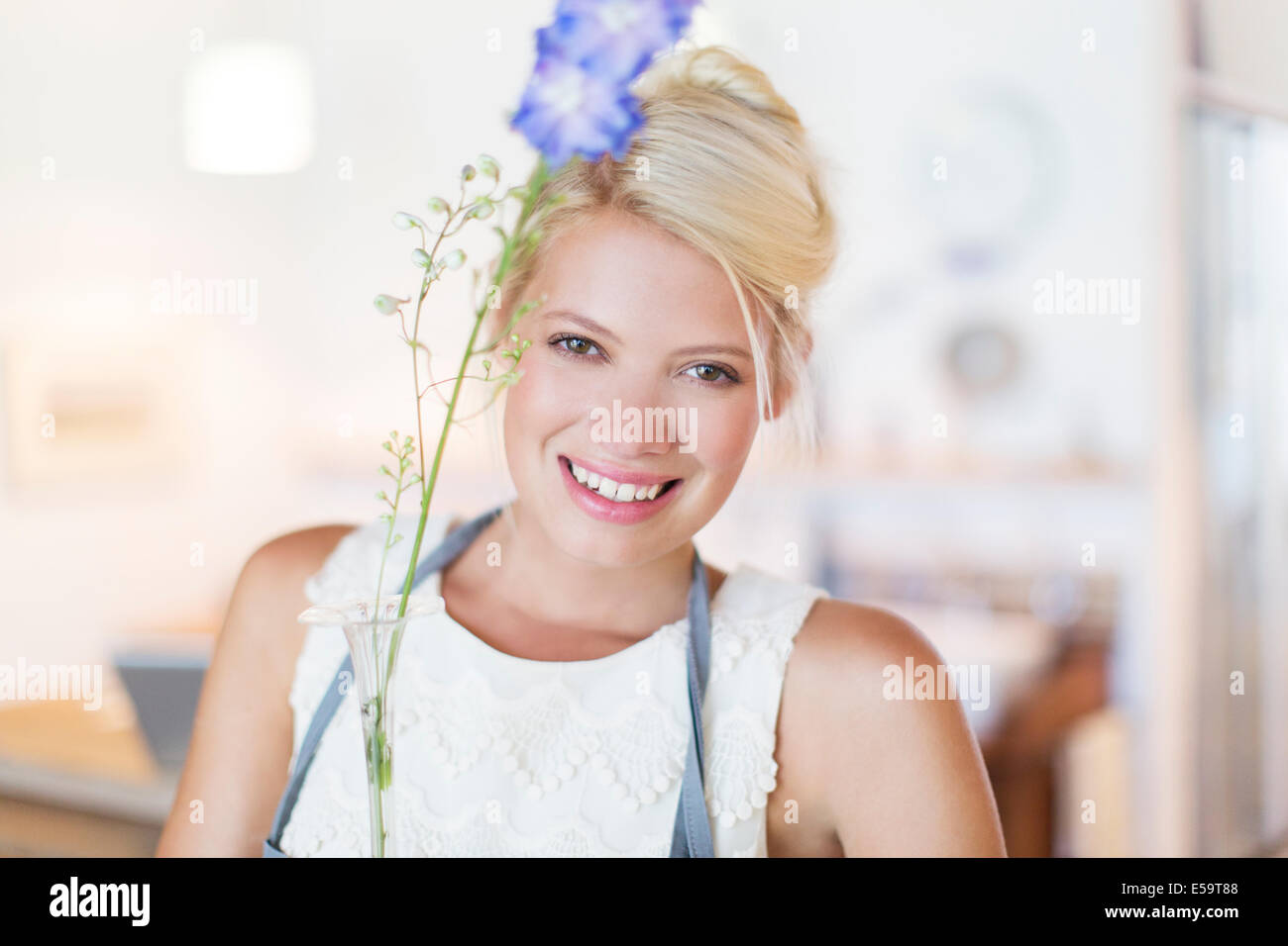 Woman Holding Blume in rustikalen Küche Stockfoto