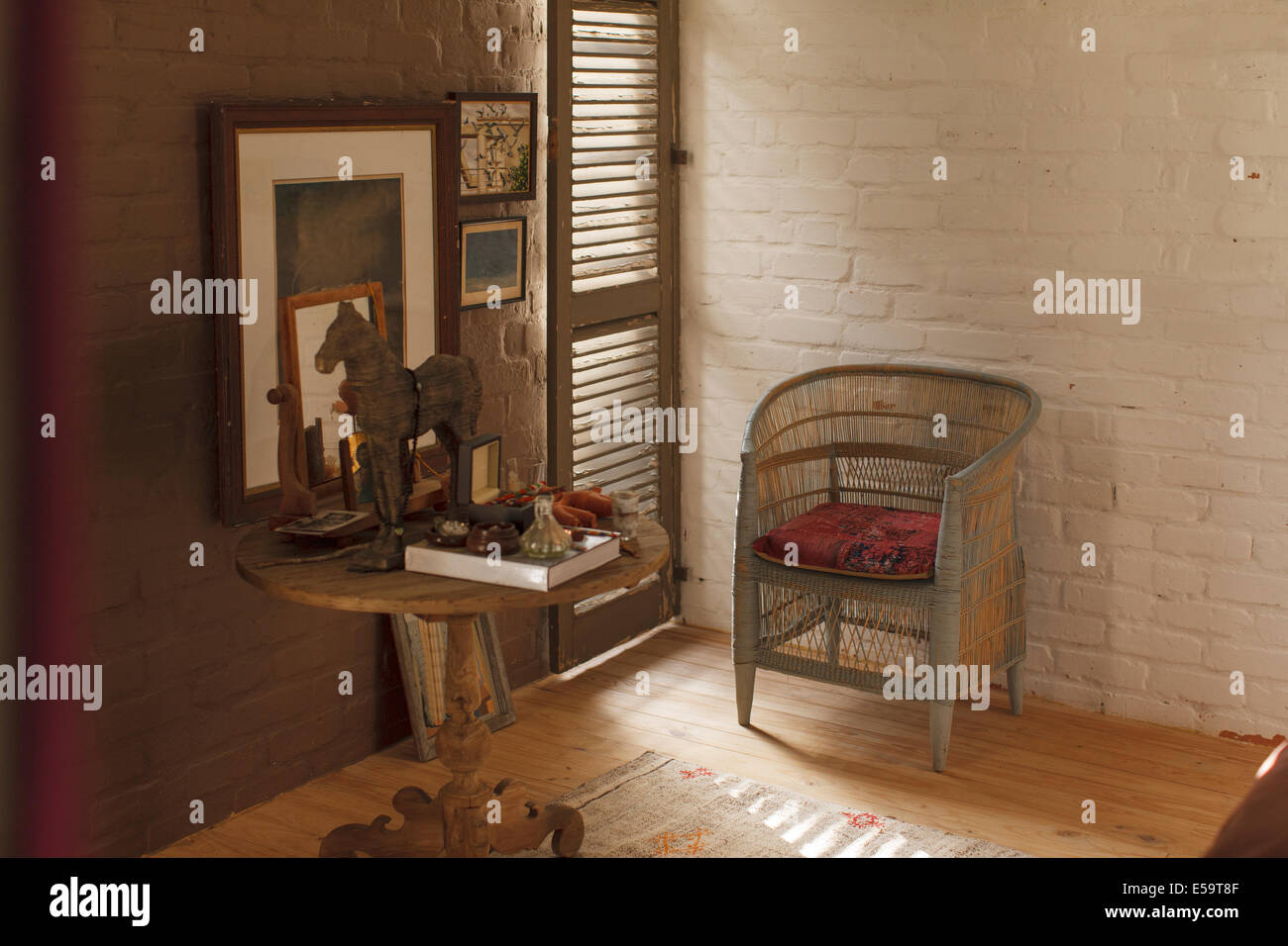 Beistelltisch und Dekorationen im rustikalen Schlafzimmer Stockfoto