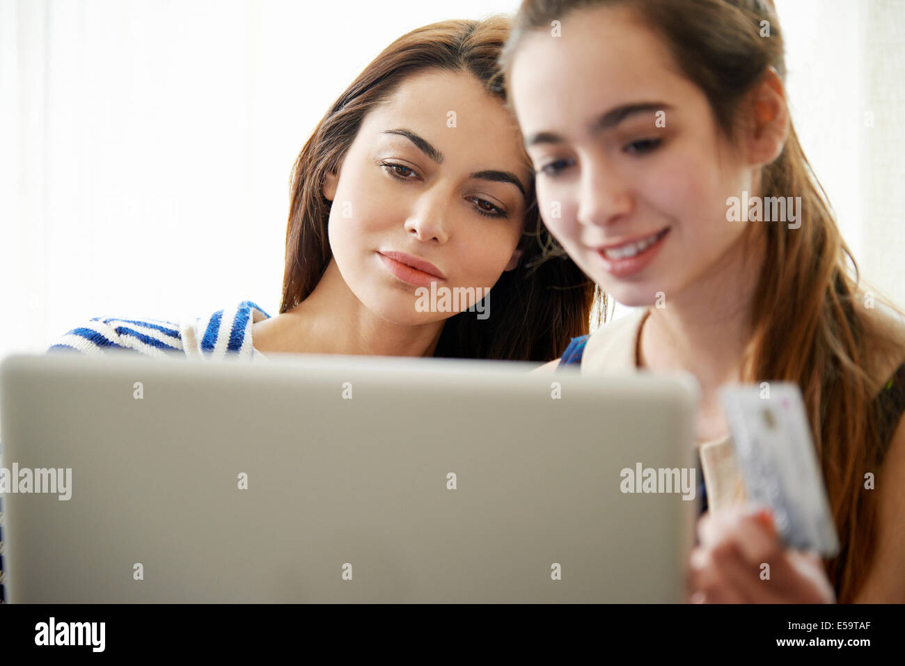 Mutter und Tochter, Online-shopping Stockfoto