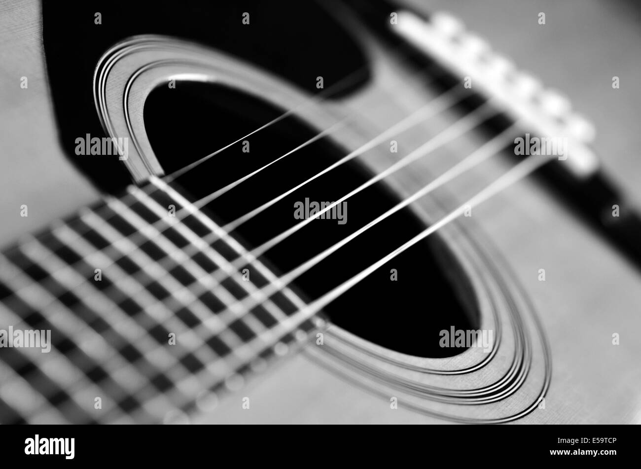 Nahaufnahme Detail von Gitarrensaiten zum Abspielen von Musik Stockfoto