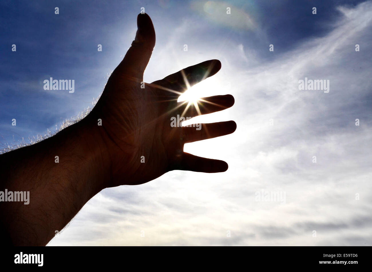 Personen die hand erreichte Hoffnung zum Himmel mit Sonne scheint durch Stockfoto