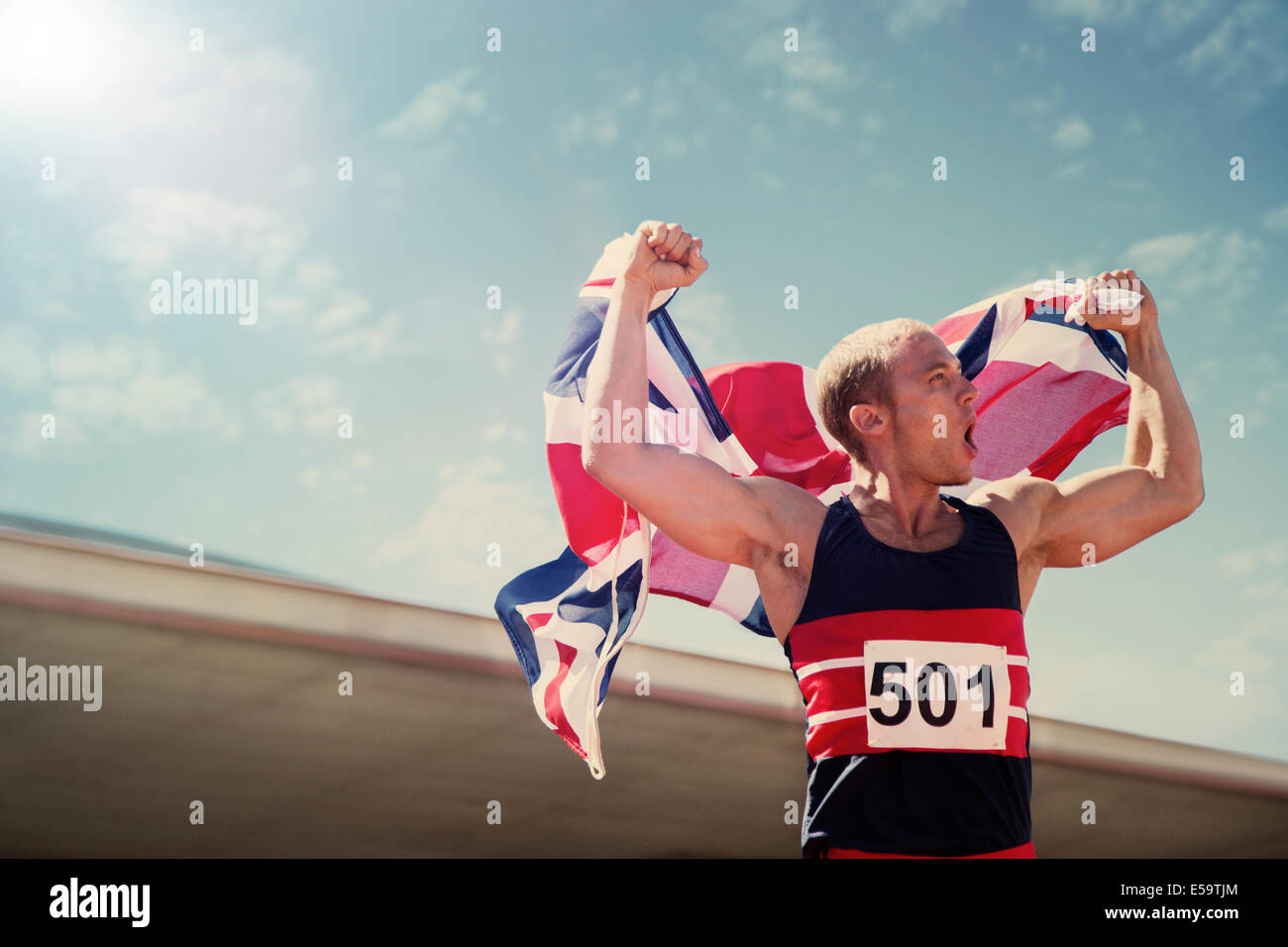 Leichtathletin und Olympiateilnehmerin mit britischer Flagge Stockfoto