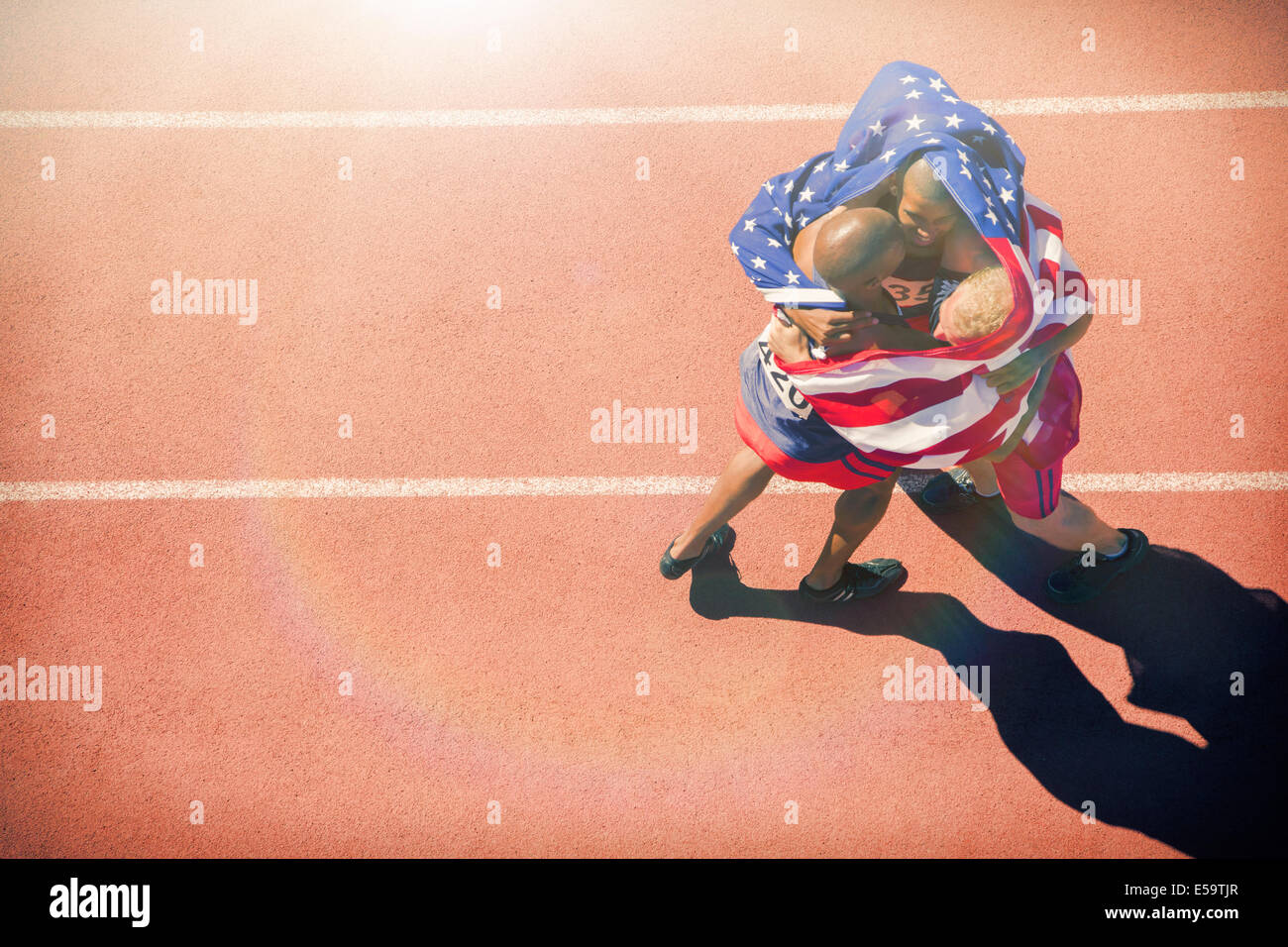 Läufer eingewickelt in amerikanische Flagge umarmt auf dem richtigen Weg Stockfoto