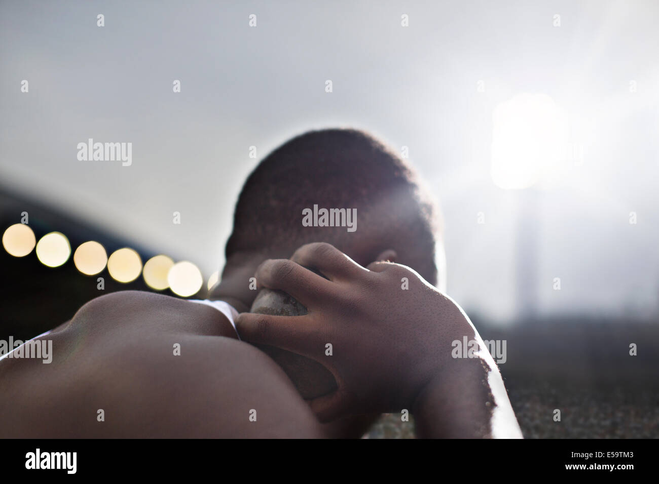 Nahaufnahme von Leichtathletin und Olympiateilnehmerin holding Kugelstoßen Stockfoto