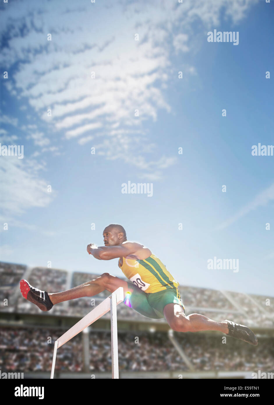 Leichtathletin und Olympiateilnehmerin Hürde springen Stockfoto