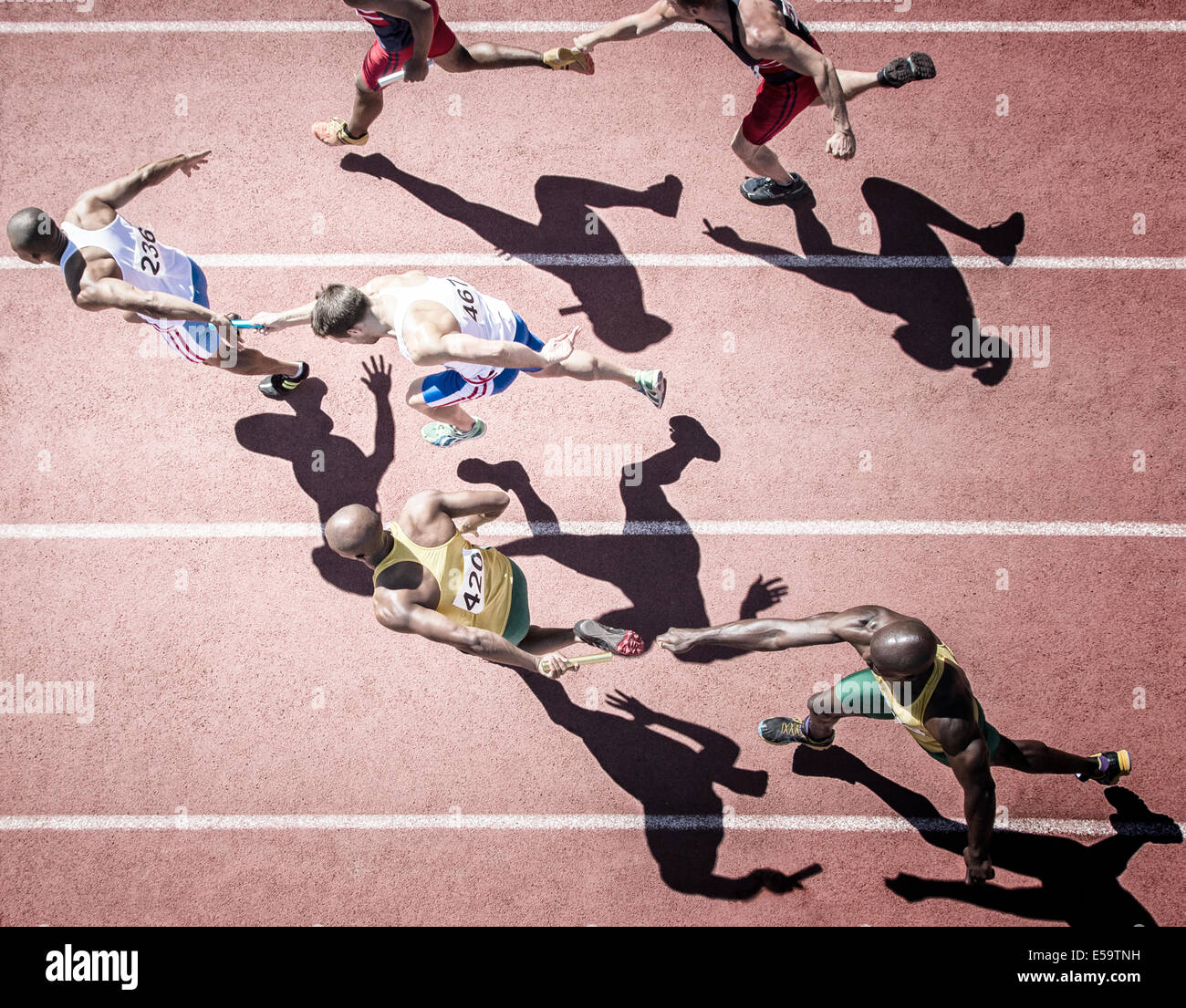 Staffelläufer Übergabe Schlagstöcken auf dem richtigen Weg Stockfoto