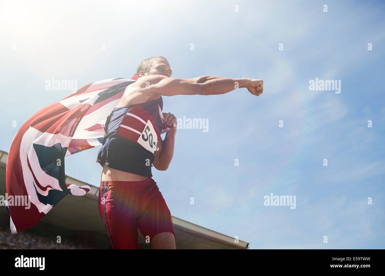 Leichtathletin und Olympiateilnehmerin jubeln mit britischer Flagge Stockfoto