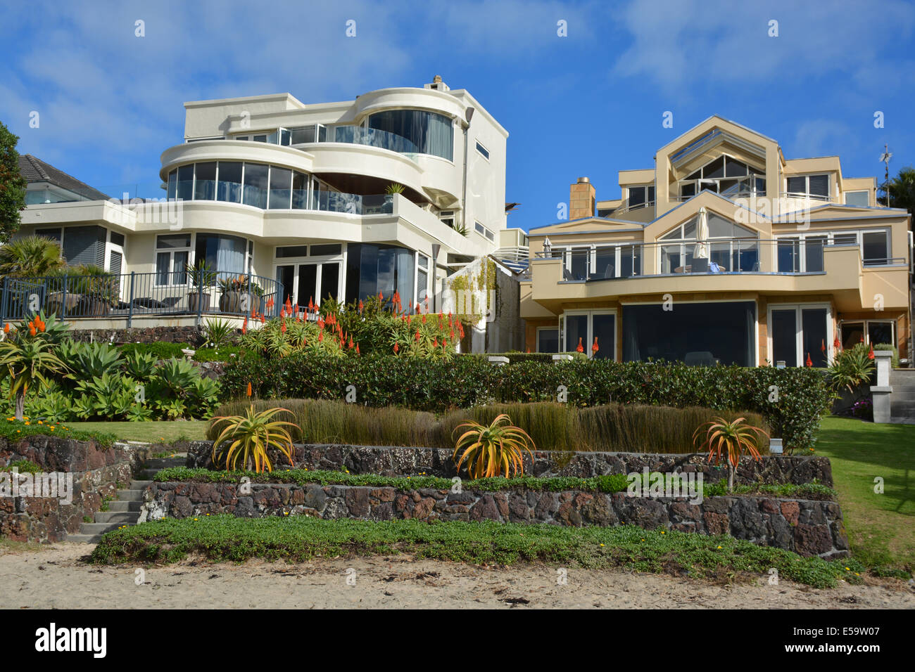 Moderne Strandvillen in Takapuna Beach, Auckland, Neuseeland Stockfoto