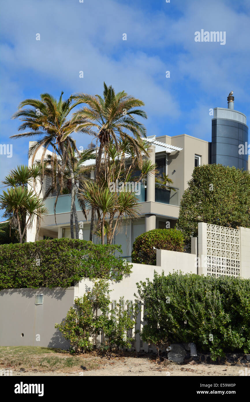 Große moderne Strandvilla in Takapuna Beach, Auckland, Neuseeland Stockfoto