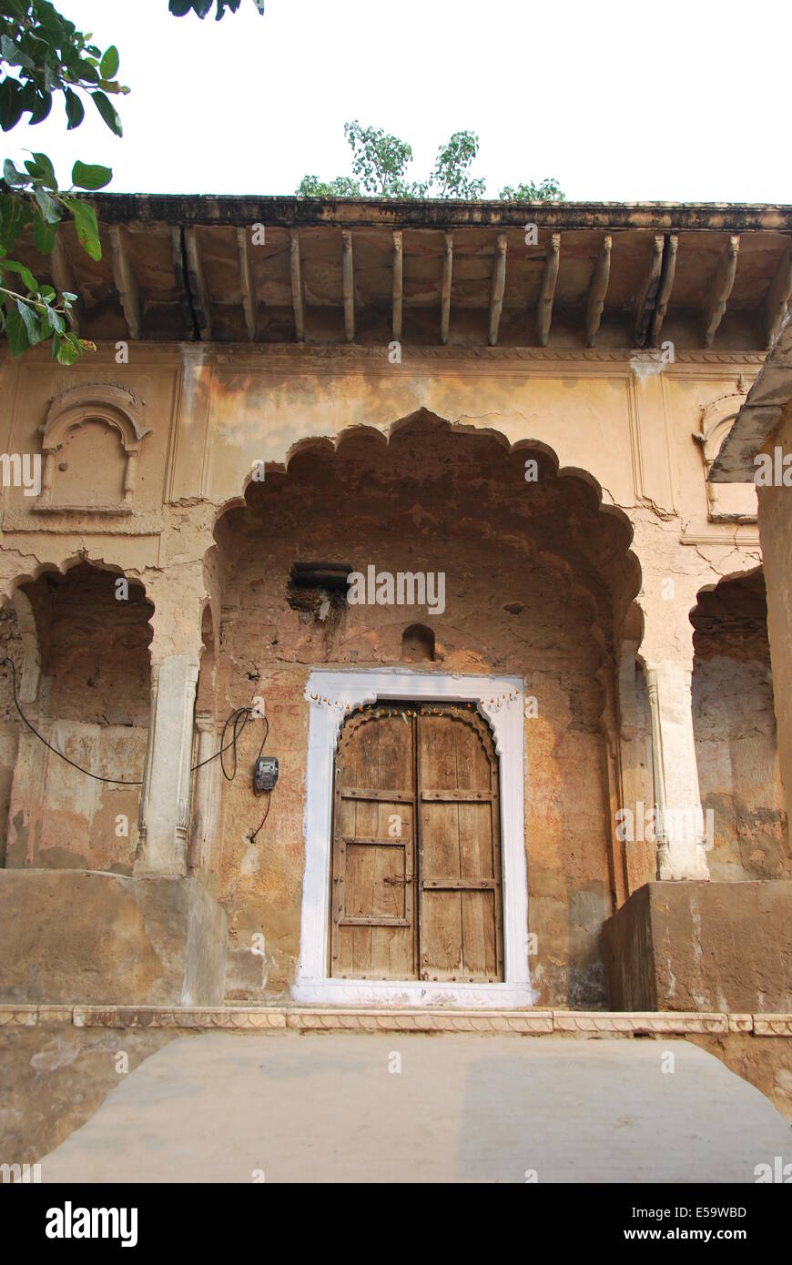 Indien. Rajasthan Elaborate Dorfstruktur Tür. Geschmückten Torbogen. Innentür.  Holz und Stein. Natürliche Farben. Ausgewogenes Design. Stockfoto