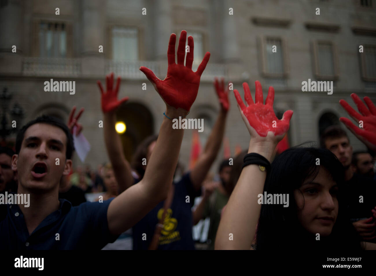 Barcelona, Spanien. 24. Juli 2014. Demonstranten mit Händen, die mit roter Farbe bemalt schreien Parolen gegen die israelische Armee Streiks im Gazastreifen während einer Protestaktion in Barcelona, Spanien. Protest gegen den israelischen Luftangriffen im Gazastreifen, in Barcelona. Bildnachweis: Jordi Boixareu/Alamy Live-Nachrichten Stockfoto