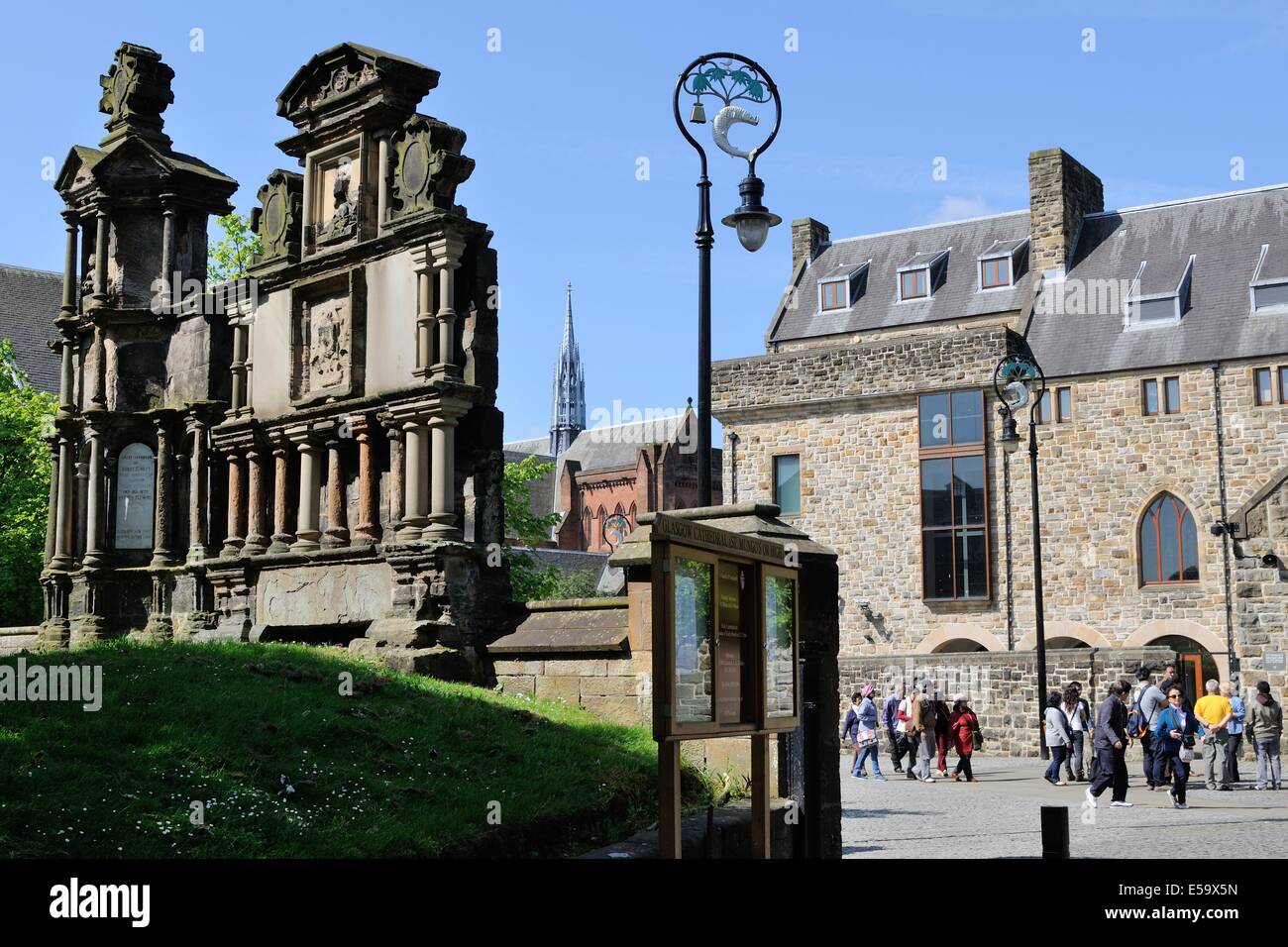 Touristen treffen sich am Cathedral Square, der Necropolis und dem Museum für religiöse Kunst und Leben in Glasgow, Schottland, Großbritannien, Europa Stockfoto