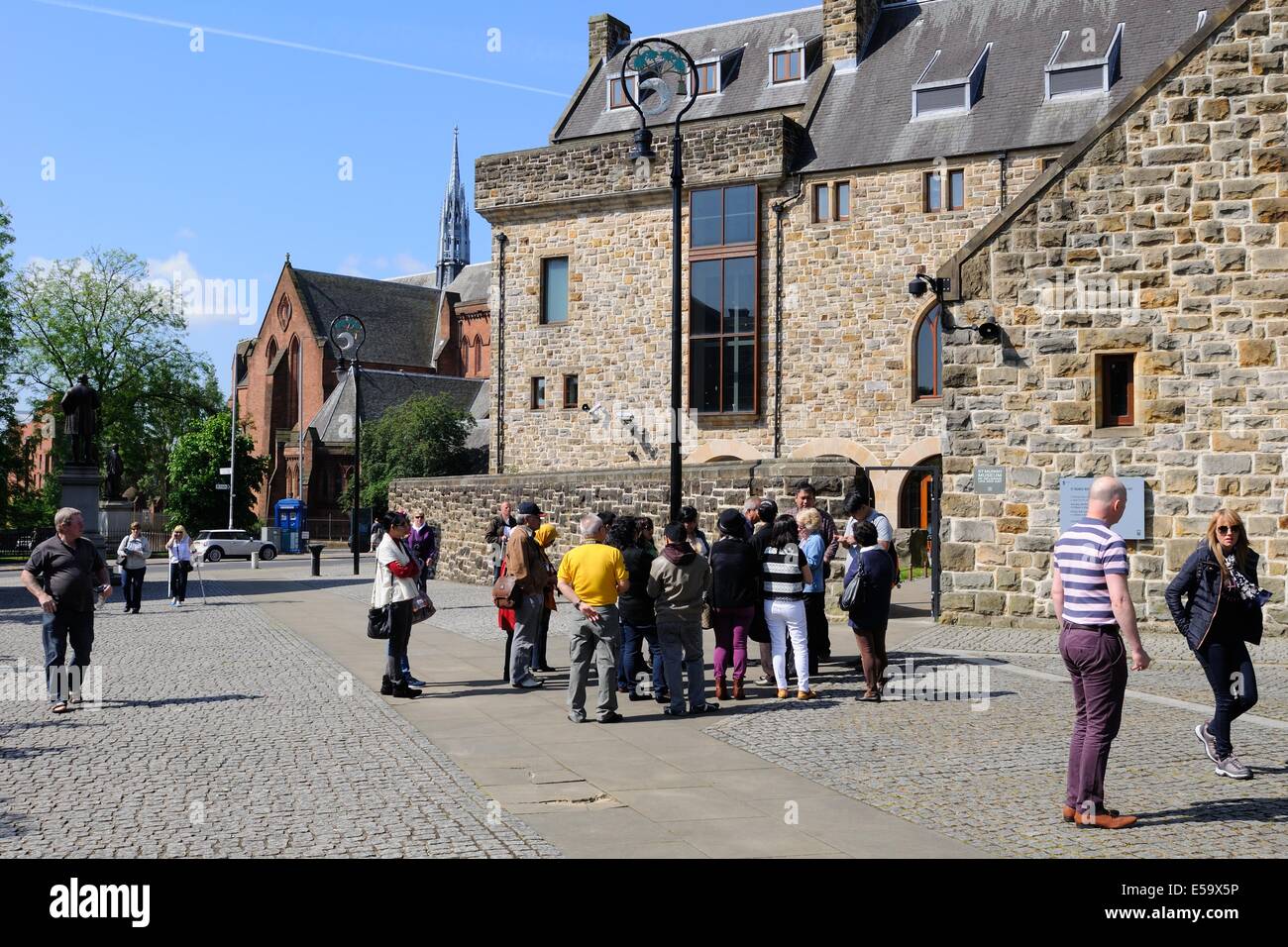 Ein Leitfaden sammelt seine Gruppe von Touristen im Museum für religiöse Kunst und Leben in Glasgow, Schottland Stockfoto