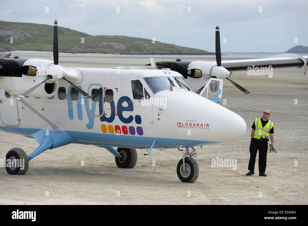 Loganair Flybe Flugzeug erfährt Endkontrollen vor Abflug von der Piste Strand auf der Insel Barra. Stockfoto