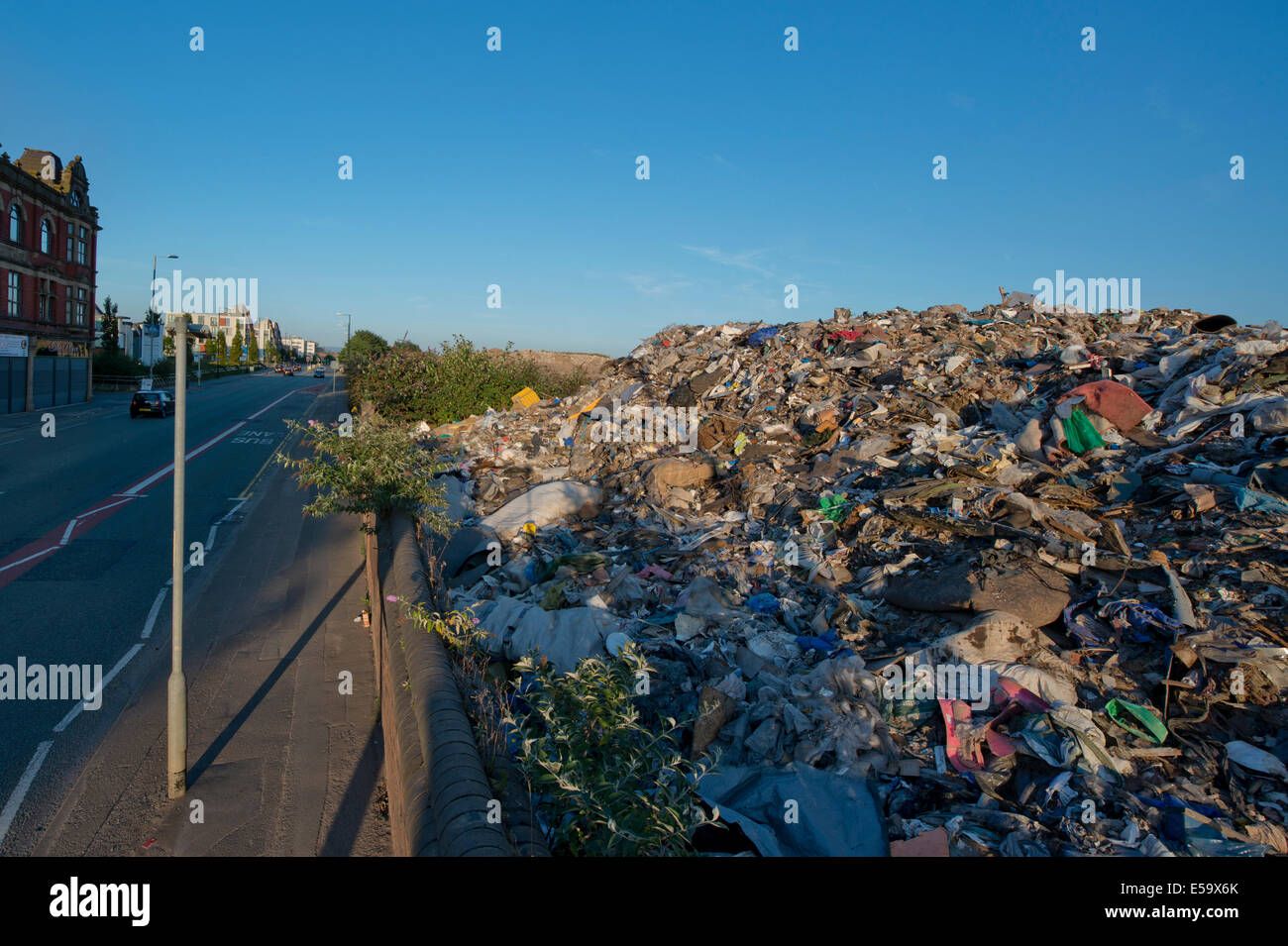 Ein großer Haufen Müll auf dem Gelände der Birke Skip Shire von Ashton alte Straße in Beswick, Manchester, UK Stockfoto